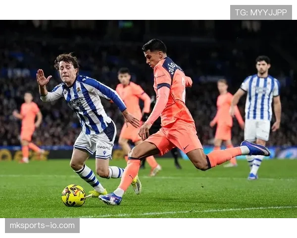 巴萨进攻体系过度依赖边路，中路渗透能力持续受限